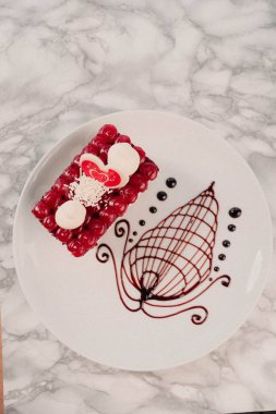 Masada lezzetli bir pasta var.  