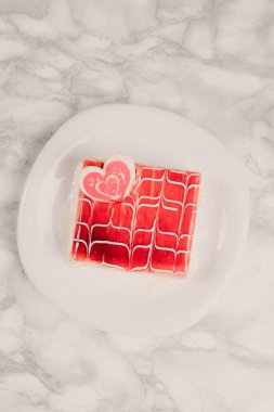 Masada lezzetli bir pasta var.