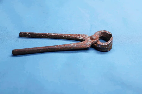 昔よく使われていた錆びたニッパーのペア — ストック写真