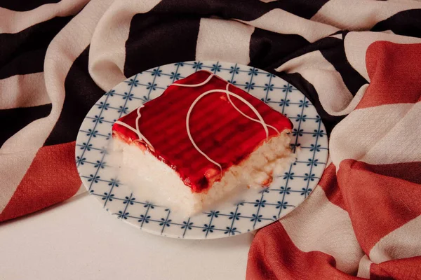 Plateau Avec Délicieux Gâteau Sur Table — Photo