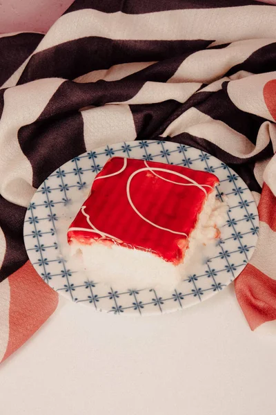 Tafel Mit Leckerem Kuchen Auf Dem Tisch — Stockfoto