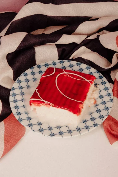 Masada lezzetli bir pasta var.