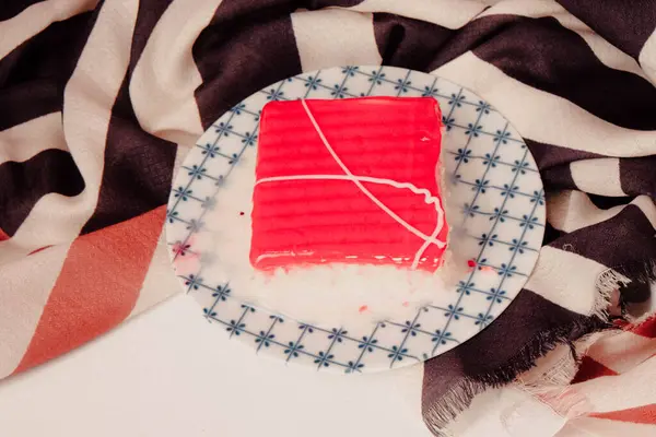 Tafel Mit Leckerem Kuchen Auf Dem Tisch — Stockfoto