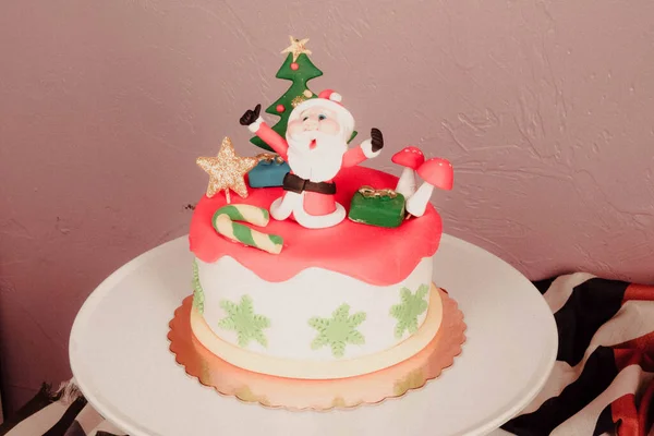 Tabuleiro Com Delicioso Bolo Mesa — Fotografia de Stock