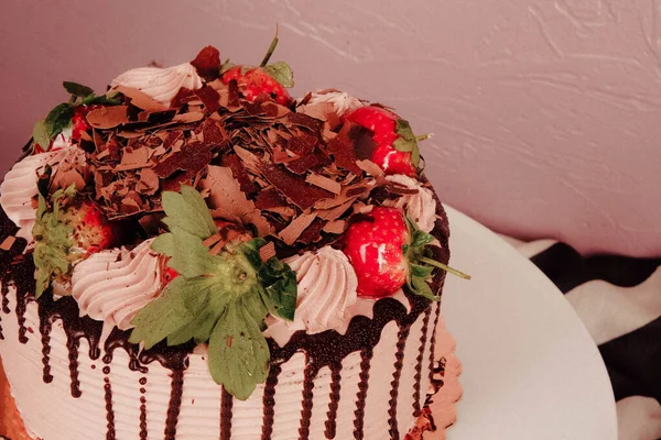 Tavola Con Deliziosa Torta Sul Tavolo — Foto Stock