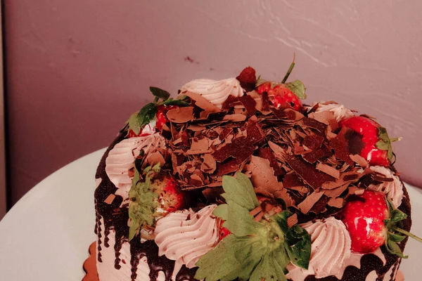 Tabuleiro Com Delicioso Bolo Mesa — Fotografia de Stock