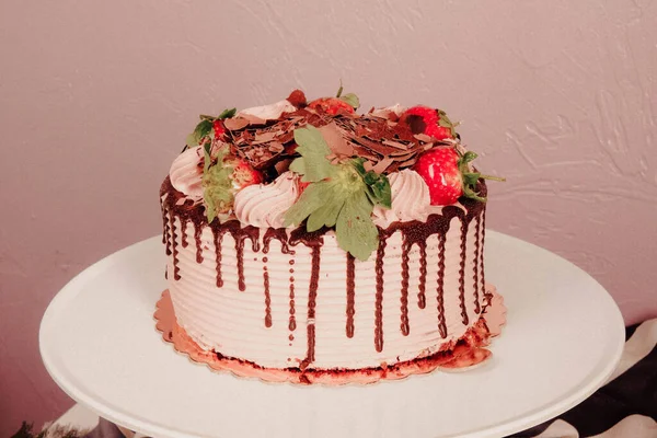 Tabuleiro Com Delicioso Bolo Mesa — Fotografia de Stock