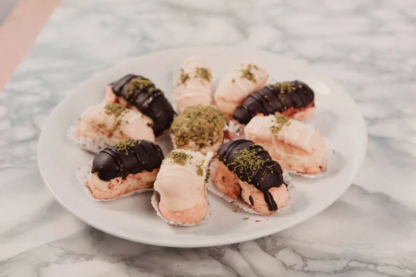 Tabuleiro Com Delicioso Bolo Mesa — Fotografia de Stock