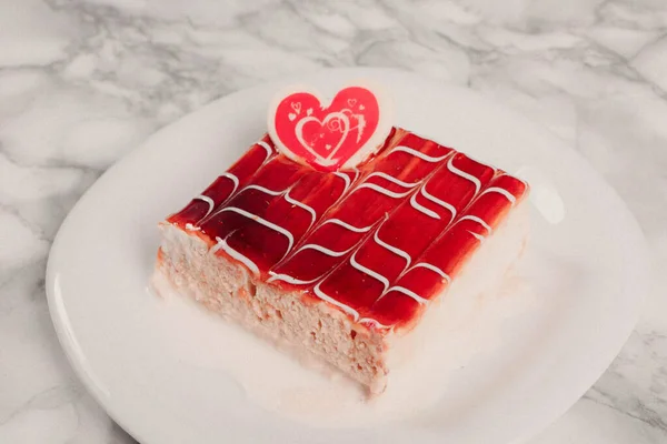 Tabuleiro Com Delicioso Bolo Mesa — Fotografia de Stock