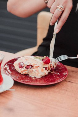 Masada lezzetli bir pasta var.