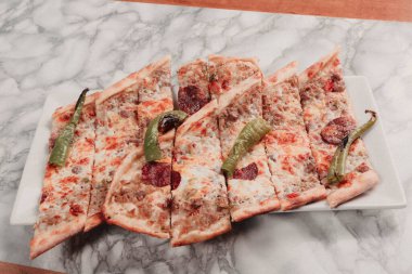 Geleneksel Türkçe fırında pide. Türk pizzası, Orta Doğu aperatifleri. Türk mutfağı. Et ile doldurulmuş çam