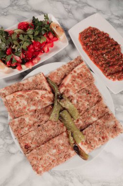 Geleneksel Türkçe fırında pide. Türk pizzası, Orta Doğu aperatifleri. Türk mutfağı. Et ile doldurulmuş çam