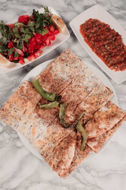 Geleneksel Türkçe fırında pide. Türk pizzası, Orta Doğu aperatifleri. Türk mutfağı. Et ile doldurulmuş çam