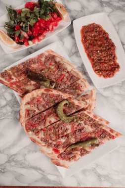 Geleneksel Türkçe fırında pide. Türk pizzası, Orta Doğu aperatifleri. Türk mutfağı. Et ile doldurulmuş çam