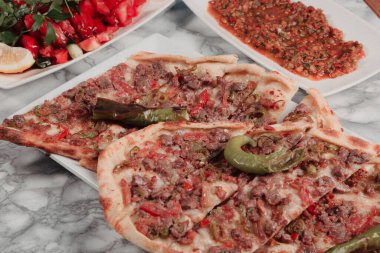 Geleneksel Türkçe fırında pide. Türk pizzası, Orta Doğu aperatifleri. Türk mutfağı. Et ile doldurulmuş çam