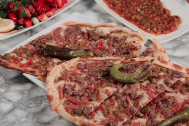 Geleneksel Türkçe fırında pide. Türk pizzası, Orta Doğu aperatifleri. Türk mutfağı. Et ile doldurulmuş çam