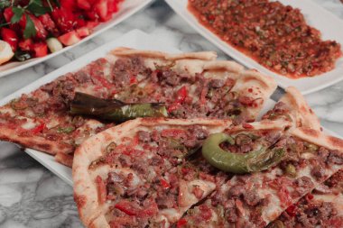 Geleneksel Türkçe fırında pide. Türk pizzası, Orta Doğu aperatifleri. Türk mutfağı. Et ile doldurulmuş çam