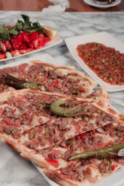 Geleneksel Türkçe fırında pide. Türk pizzası, Orta Doğu aperatifleri. Türk mutfağı. Et ile doldurulmuş çam