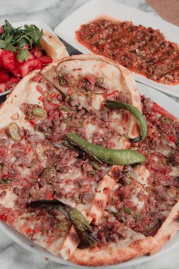 Geleneksel Türkçe fırında pide. Türk pizzası, Orta Doğu aperatifleri. Türk mutfağı. Et ile doldurulmuş çam