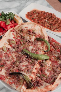 Geleneksel Türkçe fırında pide. Türk pizzası, Orta Doğu aperatifleri. Türk mutfağı. Et ile doldurulmuş çam