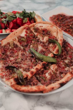 Geleneksel Türkçe fırında pide. Türk pizzası, Orta Doğu aperatifleri. Türk mutfağı. Et ile doldurulmuş çam