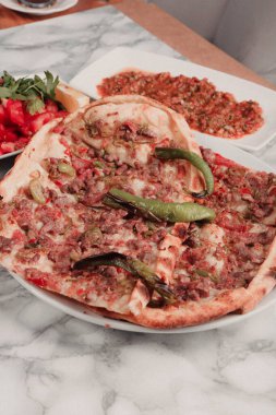 Geleneksel Türkçe fırında pide. Türk pizzası, Orta Doğu aperatifleri. Türk mutfağı. Et ile doldurulmuş çam
