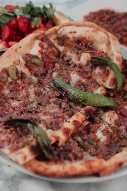 Geleneksel Türkçe fırında pide. Türk pizzası, Orta Doğu aperatifleri. Türk mutfağı. Et ile doldurulmuş çam