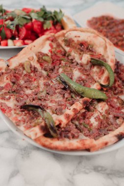 Geleneksel Türkçe fırında pide. Türk pizzası, Orta Doğu aperatifleri. Türk mutfağı. Et ile doldurulmuş çam