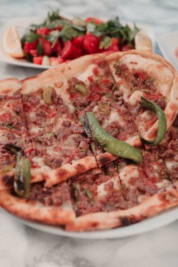Geleneksel Türkçe fırında pide. Türk pizzası, Orta Doğu aperatifleri. Türk mutfağı. Et ile doldurulmuş çam