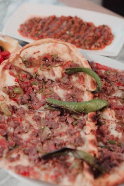 Geleneksel Türkçe fırında pide. Türk pizzası, Orta Doğu aperatifleri. Türk mutfağı. Et ile doldurulmuş çam