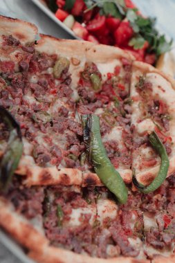 Geleneksel Türkçe fırında pide. Türk pizzası, Orta Doğu aperatifleri. Türk mutfağı. Et ile doldurulmuş çam