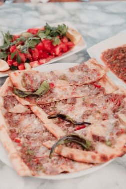 Geleneksel Türkçe fırında pide. Türk pizzası, Orta Doğu aperatifleri. Türk mutfağı. Et ile doldurulmuş çam