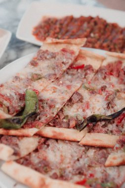 Geleneksel Türkçe fırında pide. Türk pizzası, Orta Doğu aperatifleri. Türk mutfağı. Et ile doldurulmuş çam