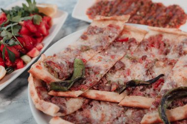 Geleneksel Türkçe fırında pide. Türk pizzası, Orta Doğu aperatifleri. Türk mutfağı. Et ile doldurulmuş çam