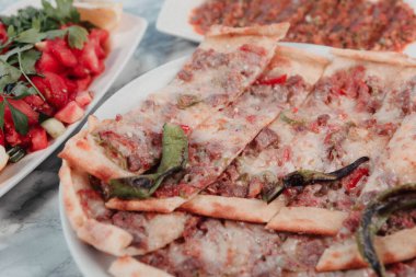 Geleneksel Türkçe fırında pide. Türk pizzası, Orta Doğu aperatifleri. Türk mutfağı. Et ile doldurulmuş çam