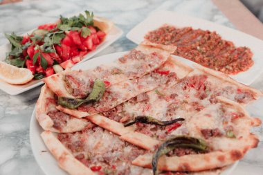 Geleneksel Türkçe fırında pide. Türk pizzası, Orta Doğu aperatifleri. Türk mutfağı. Et ile doldurulmuş çam