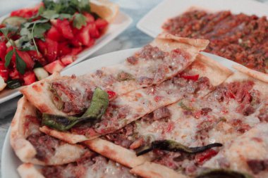 Geleneksel Türkçe fırında pide. Türk pizzası, Orta Doğu aperatifleri. Türk mutfağı. Et ile doldurulmuş çam