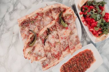 Geleneksel Türkçe fırında pide. Türk pizzası, Orta Doğu aperatifleri. Türk mutfağı. Et ile doldurulmuş çam