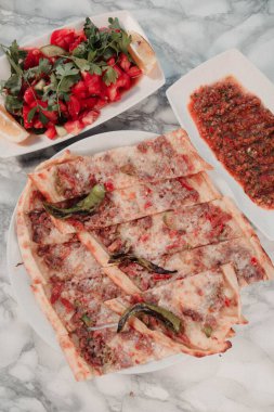 Geleneksel Türkçe fırında pide. Türk pizzası, Orta Doğu aperatifleri. Türk mutfağı. Et ile doldurulmuş çam