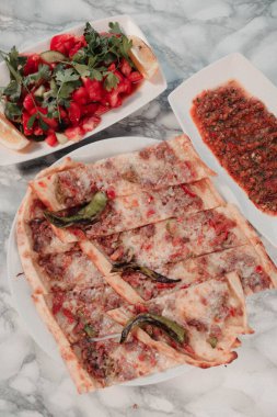 Geleneksel Türkçe fırında pide. Türk pizzası, Orta Doğu aperatifleri. Türk mutfağı. Et ile doldurulmuş çam