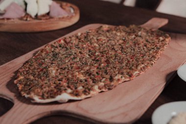 Geleneksel Türkçe fırında pide. Türk pizzası, Orta Doğu aperatifleri. Türk mutfağı. Et ile doldurulmuş çam