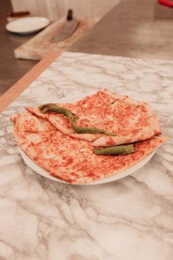 Geleneksel Türkçe fırında pide. Türk pizzası, Orta Doğu aperatifleri. Türk mutfağı. Et ile doldurulmuş çam