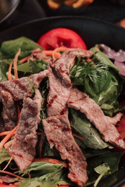 Taze salata tabağı ile karışık yeşillik