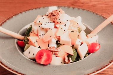 Taze salata tabağı ile karışık yeşillik