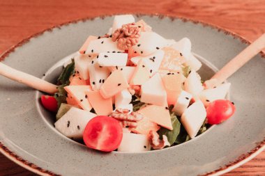 Taze salata tabağı ile karışık yeşillik