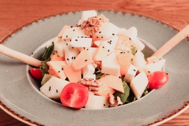 Taze salata tabağı ile karışık yeşillik