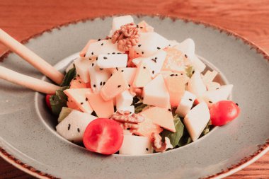 Taze salata tabağı ile karışık yeşillik