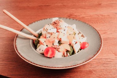 Taze salata tabağı ile karışık yeşillik