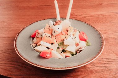 Taze salata tabağı ile karışık yeşillik