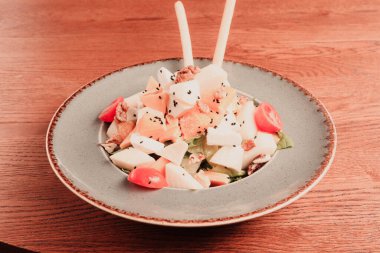 Taze salata tabağı ile karışık yeşillik